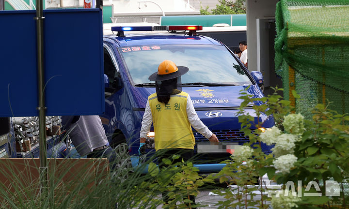 [서울=뉴시스] 김명원 기자 = 구속된 김건희 여사를 태운 법무부 호송차가 18일 오전 김건희특검(특별검사 민중기) 사무실이 설치된 서울 종로구 KT광화문빌딩 웨스트에 도착하고 있다. (공동취재) 2025.08.18. photo@newsis.com