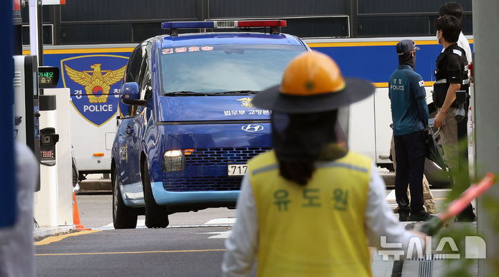 [서울=뉴시스] 김명원 기자 = 구속된 김건희 여사를 태운 법무부 호송차가 18일 오전 김건희특검(특별검사 민중기) 사무실이 설치된 서울 종로구 KT광화문빌딩 웨스트에 도착하고 있다. (공동취재) 2025.08.18. photo@newsis.com