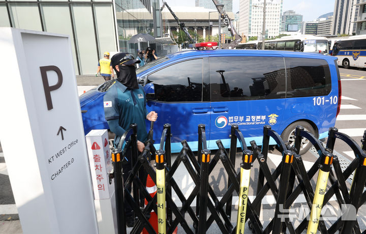 [서울=뉴시스] 김명원 기자 = 구속된 김예성씨를 태운 법무부 호송차가 18일 오전 김건희특검(특별검사 민중기) 사무실이 설치된 서울 종로구 KT광화문빌딩 웨스트에 도착하고 있다. (공동취재) 2025.08.18. photo@newsis.com