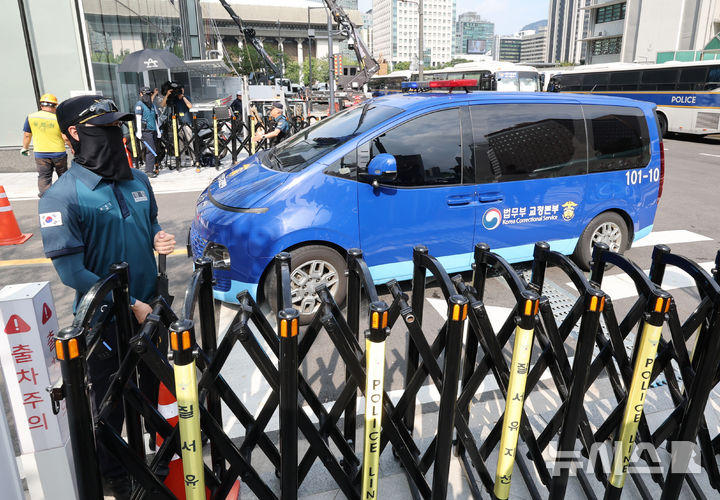 [서울=뉴시스] 김명원 기자 = 구속된 김예성씨를 태운 법무부 호송차가 18일 오전 김건희특검(특별검사 민중기) 사무실이 설치된 서울 종로구 KT광화문빌딩 웨스트에 도착하고 있다. (공동취재) 2025.08.18. photo@newsis.com