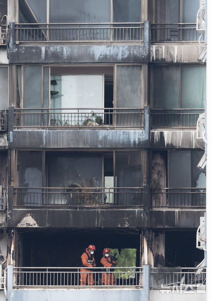 [서울=뉴시스] 황준선 기자 = 18일 오전 서울 마포구 창전동 아파트 화재 현장에서 경찰·소방 관계자들이 합동감식을 하고 있다. 2025.08.18. hwang@newsis.com