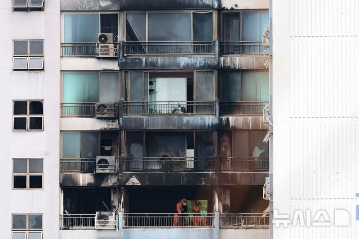 [서울=뉴시스] 황준선 기자 = 18일 오전 서울 마포구 창전동 아파트 화재 현장에서 경찰·소방 관계자들이 합동감식을 하고 있다. 2025.08.18. hwang@newsis.com