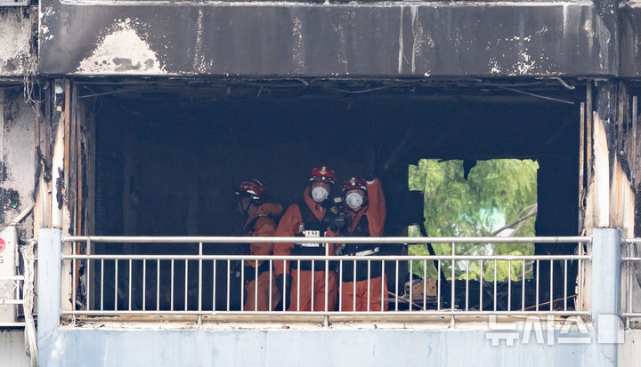 [서울=뉴시스] 황준선 기자 = 18일 오전 서울 마포구 창전동 아파트 화재 현장에서 경찰·소방 관계자들이 합동감식을 하고 있다. 2025.08.18. hwang@newsis.com