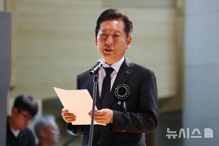 [서울=뉴시스] 김진아 기자 = 정청래 더불어민주당 대표가 18일 서울 동작구 국립서울현충원 현충관에서 열린 김대중 전 대통령 서거 16주기 추모식에서 추모사를 하고 있다. (공동취재) 2025.08.18. photo@newsis.com