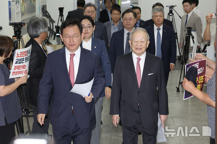 [서울=뉴시스] 김명년 기자 = 손경식 한국경영자총협회 회장이 18일 오전 서울 여의도 국회 소통관에서 경제6단체 노동조합법 개정안 수정 촉구 기자회견을 위해 이동하고 있다. 이날 기자회견에는 손 회장과 함께 이동근 한국경영자총협회 상근부회장, 박일준 대한상공회의소 상근부회장, 김창범 한국경제인협회 상근부회장, 이인호 한국무역협회 상근부회장, 오기웅 중소기업중앙회 상근부회장 등이 참석했다. 2025.08.18. kmn@newsis.com