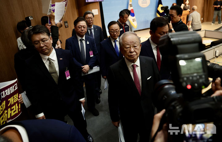[서울=뉴시스] 김명년 기자 = 손경식 한국경영자총협회 회장이 18일 오전 서울 여의도 국회 소통관에서 경제6단체 노동조합법 개정안 수정 촉구 기자회견을 마치고 이동하고 있다. 이날 기자회견에는 손 회장과 함께 이동근 한국경영자총협회 상근부회장, 박일준 대한상공회의소 상근부회장, 김창범 한국경제인협회 상근부회장, 이인호 한국무역협회 상근부회장, 오기웅 중소기업중앙회 상근부회장 등이 참석했다. 2025.08.18. kmn@newsis.com