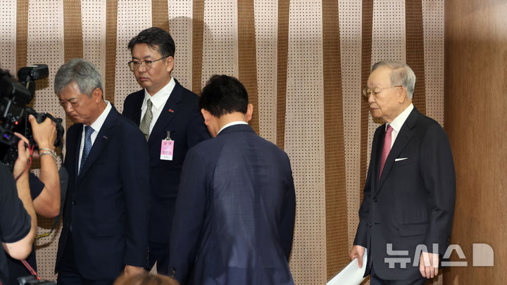 [서울=뉴시스] 김금보 기자 = 손경식 한국경영자총협회 회장 등 경제6단체와 국민의힘 김형동, 조지연 의원이 18일 오전 서울 여의도 국회 소통관에서 노조법 개정 중단 촉구 기자회견을 마친 후 퇴장하고 있다. 2025.08.18. kgb@newsis.com