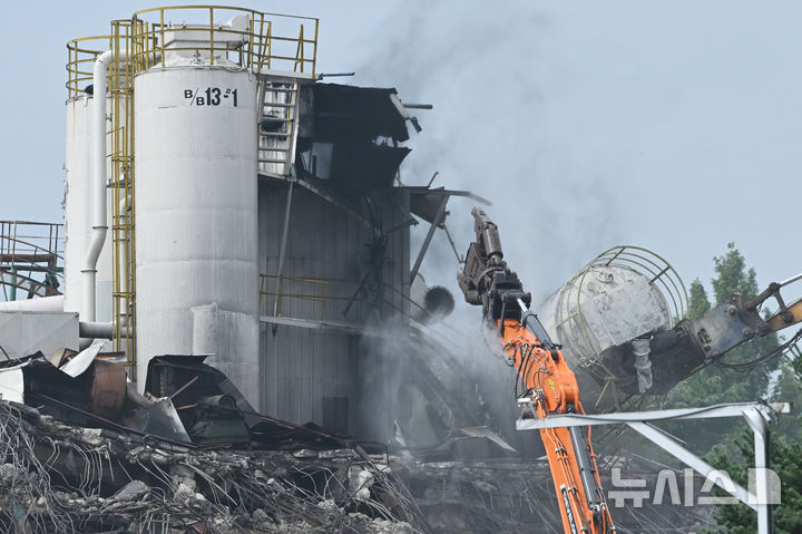 [광주=뉴시스] 이영주 기자 = 금호타이어 광주공장 화재 관련 합동 감식이 예정된 18일 오전 광주 광산구 금호타이어 광주공장에서 해체 공사가 진행되고 있다. 2025.08.18. leeyj2578@newsis.com