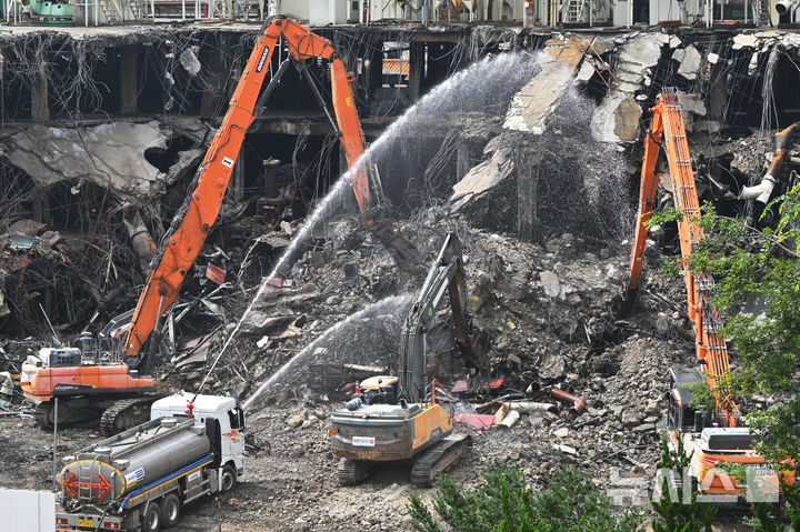 [광주=뉴시스] 이영주 기자 = 금호타이어 광주공장 화재 관련 합동 감식이 예정된 18일 오전 광주 광산구 금호타이어 광주공장에서 해체 공사가 진행되고 있다. 2025.08.18. leeyj2578@newsis.com