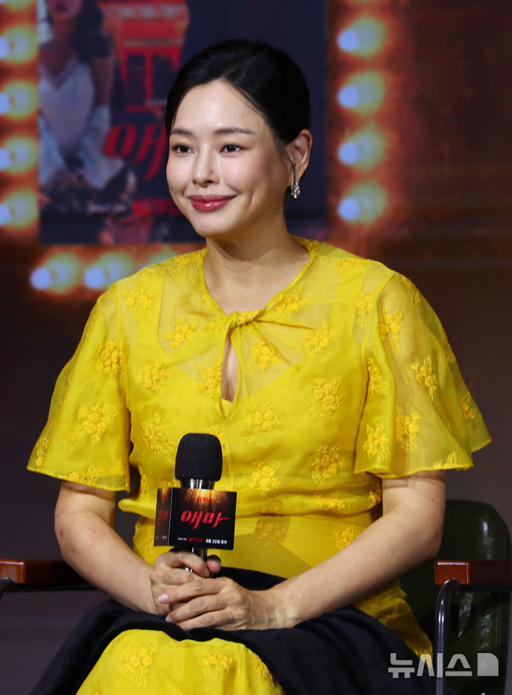 [서울=뉴시스] 김혜진 기자 = 배우 이하늬가 18일 오전 서울 마포구 호텔 나루에서 열린 넷플릭스 시리즈 '애마' 제작발표회에 참석하고 있다. 2025.08.18. jini@newsis.com