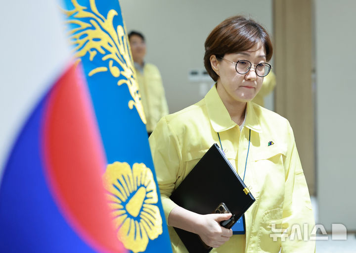 [서울=뉴시스] 고범준 기자 = 김현지 총무비서관이 18일 서울 용산 대통령실 청사에서 열린 제1회 을지국무회의 및 제37회 국무회의에 배석하고 있다. (대통령실통신사진기자단) 2025.08.18. bjko@newsis.com