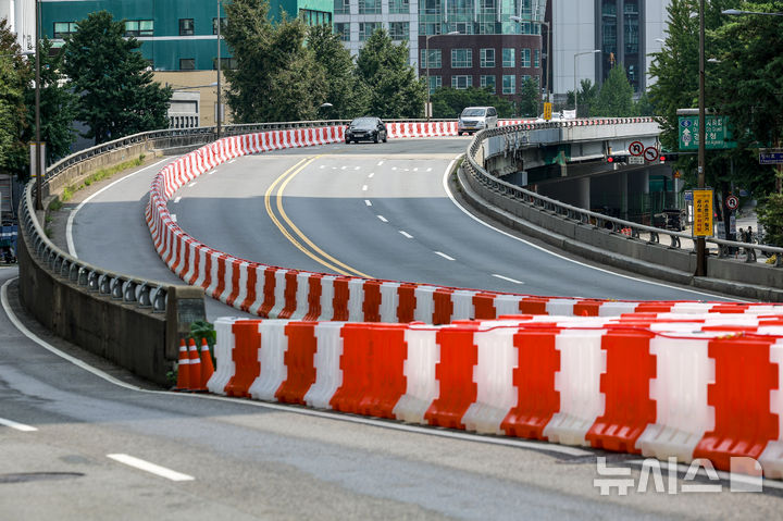 [서울=뉴시스] 정병혁 기자 = 지난달 18일 서울 중구 서소문 고가차도가 부분 통제되어 있다. 2025.08.18. jhope@newsis.com