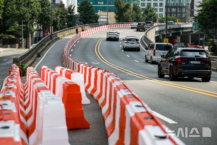 [서울=뉴시스] 정병혁 기자 = 18일 서울 중구 서소문 고가차도가 부분 통제되어 있다. 1966년에 지어진 이 고가차도는 붕괴 위험이 큰 ‘안전등급 D’ 판정을 받아 철거가 결정됐다. 지난 17일부터 단계적으로 차로가 통제한 뒤, 오는 9월 21일부터는 전면 통제 후 철거 공사에 들어간다. 2025.08.18. jhope@newsis.com