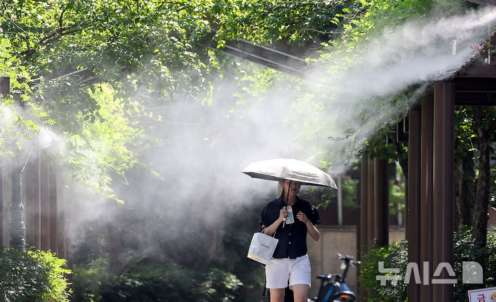 [대구=뉴시스] 이무열 기자 = 폭염이 연일 계속되고 있는 18일 대구 중구 국채보상운동기념공원에 설치된 쿨링포그 아래로 한 시민이 이동하고 있다. 2025.08.18. lmy@newsis.com