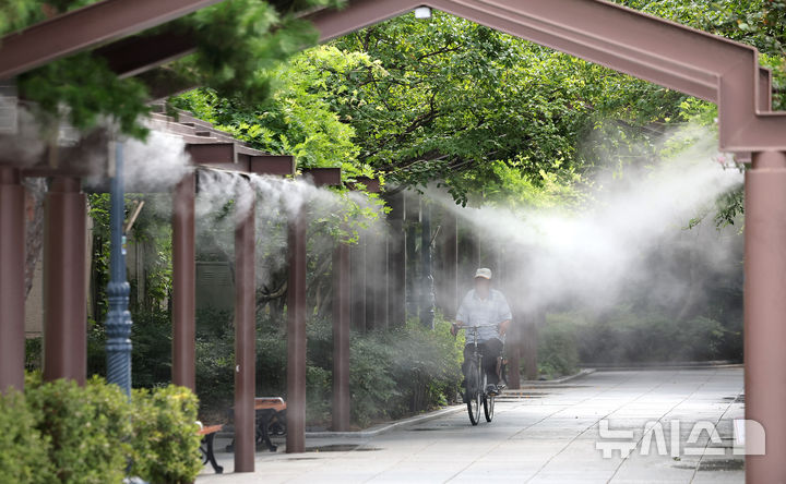 부산, 맑고 무더운 날씨…낮 최고기온 33도