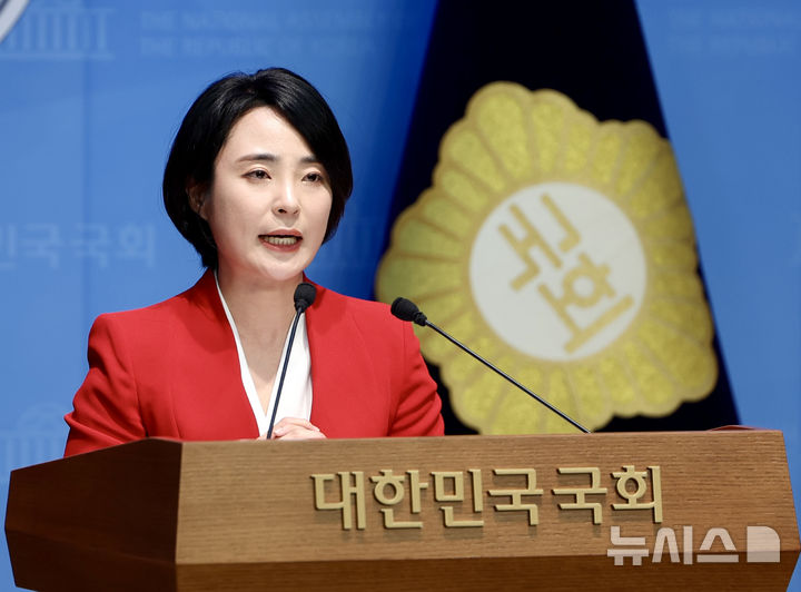 [서울=뉴시스] 김명년 기자 = 손수조 국민의힘 청년최고위원 후보가 18일 오전 서울 여의도 국회 소통관에서 열린 박홍준 후보와의 단일화 기자회견에서 발언하고 있다. 2025.08.18. kmn@newsis.com