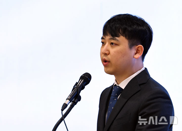 [서울=뉴시스] 최진석 기자 = 한성존 대한전공의협의회 비상대책위원장이 지난 18일 서울 용산구 대한의사협회 회관에서 열린 임시대의원총회에서 발언하고 있는 모습. 2025.08.18. myjs@newsis.com