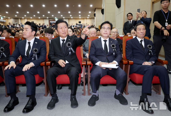 [서울=뉴시스] 김진아 기자 = 정청래 더불어민주당 대표, 송언석 국민의힘 비상대책위원장 겸 원내대표가 18일 서울 동작구 국립서울현충원 현충관에서 열린 김대중 전 대통령 서거 16주기 추모식에 참석해 있다.왼쪽부터 강훈식 대통령실 비서실장, 정 대표, 송 비대위원장, 우상호 대통령실 정무수석. 2025.08.18. bluesoda@newsis.com