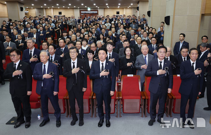 [서울=뉴시스] 김진아 기자 = 18일 서울 동작구 국립서울현충원 현충관에서 열린 김대중 전 대통령 서거 16주기 추모식에서 참석자들이 국민의례를 하고 있다. 앞줄 왼쪽부터 우원식 국회의장, 권노갑 김대중재단 이사장, 김홍업 김대중평화센터 이사장, 강훈식 대통령실 비서실장, 송언석 국민의힘 비상대책위원장 겸 원내대표, 우상호 대통령실 정무수석. 2025.08.18. bluesoda@newsis.com