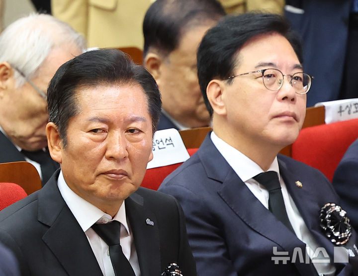 [서울=뉴시스] 김진아 기자 = 정청래 더불어민주당 대표와 송언석 국민의힘 비대위원장이 18일 서울 동작구 국립서울현충원 현충관에서 열린 김대중 전 대통령 서거 16주기 추모식에서 서로 다른 곳을 보며 자리에 앉아 있다. (공동취재) 2025.08.18. photo@newsis.com