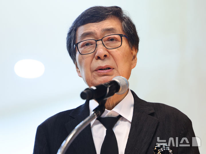 [서울=뉴시스] 김진아 기자 = 김홍업 김대중평화센터 이사장이 18일 서울 동작구 국립서울현충원 현충관에서 열린 김대중 전 대통령 서거 16주기 추모식에서 유족인사를 하고 있다. (공동취재) 2025.08.18. photo@newsis.com