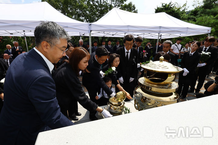 [서울=뉴시스] 김진아 기자 = 18일 서울 동작구 국립서울현충원 고 김대중 전 대통령 묘역에서 김홍업 김대중평화센터 이사장을 비롯한 유가족들이 헌화 하고 있다. (공동취재) 2025.08.18. photo@newsis.com