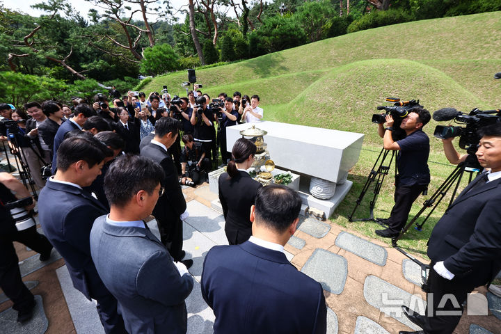 [서울=뉴시스] 김진아 기자 = 정청래 더불어민주당 대표와 당 지도부들이 18일 서울 동작구 국립서울현충원 고 김대중 전 대통령 묘역을 참배하고 있다. (공동취재) 2025.08.18. photo@newsis.com