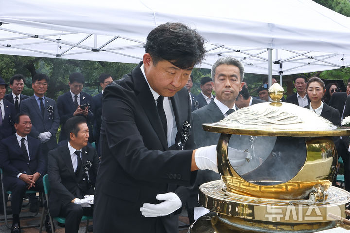 [서울=뉴시스] 김진아 기자 = 노무현 전 대통령 아들 노건호 씨가 18일 서울 동작구 국립서울현충원 고 김대중 전 대통령 묘역에서 분향하고 있다. (공동취재) 2025.08.18. photo@newsis.com