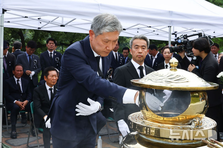 [서울=뉴시스] 김진아 기자 = 노태우 전 대통령 아들 노재헌씨가 18일 서울 동작구 국립서울현충원 고 김대중 전 대통령 묘역에서 분향하고 있다. (공동취재) 2025.08.18. photo@newsis.com