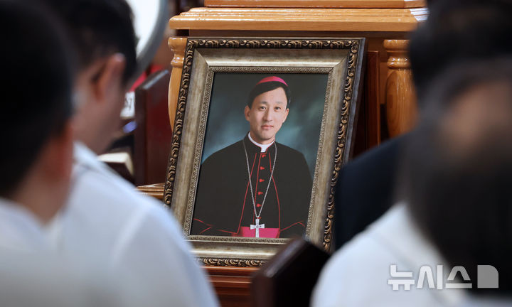 [서울=뉴시스] 사진공동취재단 = 18일 서울 중구 명동대성당에서 천주교 서울대교구 고(故) 유경촌 주교 장례미사가 엄수되고 있다. 2025.08.18. photo@newsis.com