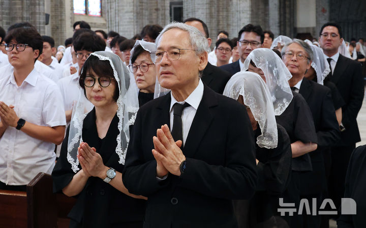 [서울=뉴시스] 사진공동취재단 = 유인촌 전 문화체육관광부 장관이 18일 서울 중구 명동대성당에서 엄수된 고(故) 유경촌 주교 장례미사에 참석하고 있다. 2025.08.18. photo@newsis.com