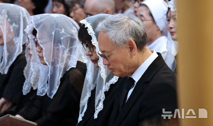 [서울=뉴시스] 사진공동취재단 = 유인촌 전 문화체육관광부 장관이 18일 서울 중구 명동대성당에서 엄수된 고(故) 유경촌 주교 장례미사에 참석해 슬픔에 잠겨 있다. 2025.08.18. photo@newsis.com