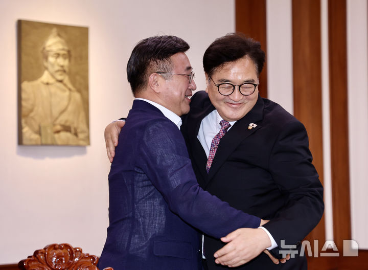 [서울=뉴시스] 김명년 기자 = 윤호중(왼쪽) 행정안전부 장관이 18일 오후 서울 여의도 국회 우원식 국회의장실을 예방해 우 의장과 포옹하고 있다. 2025.08.18. kmn@newsis.com