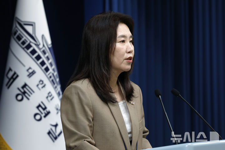 [서울=뉴시스] 최동준 기자 = 강유정 대변인이 18일 서울 용산 대통령실 청사에서 을지 국가안전보장회의 및 국무회의 관련 브리핑을 하고 있다. 2025.08.18. photocdj@newsis.com