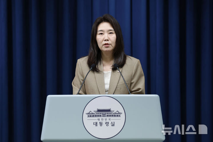 [서울=뉴시스] 최동준 기자 = 강유정 대변인이 18일 서울 용산 대통령실 청사에서 을지 국가안전보장회의 및 국무회의 관련 브리핑을 하고 있다. 2025.08.18. photocdj@newsis.com