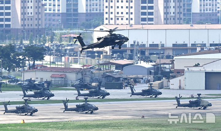 [평택=뉴시스] 김종택 기자 = 한미 연합훈련 을지 자유의 방패(UFS·을지프리덤실드) 연습이 시작된 18일 경기 평택시 주한미군기지 캠프 험프리스에서 아파치 헬기가 이륙하고 있다. 2025.08.18. jtk@newsis.com