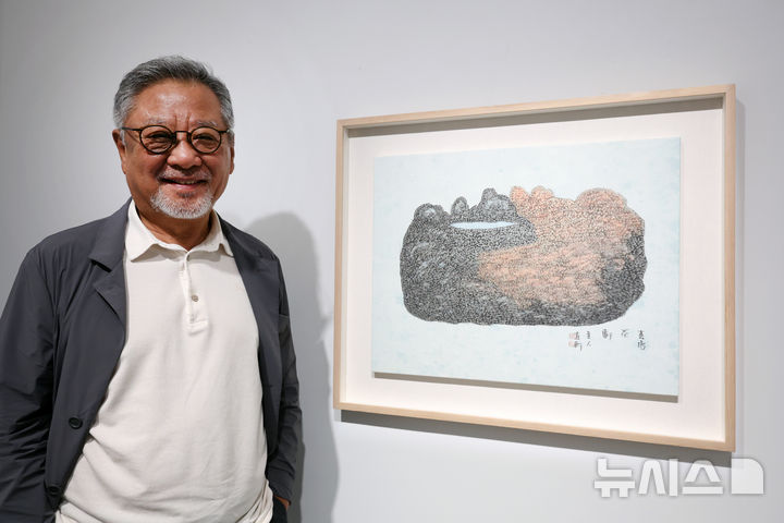 [서울=뉴시스] 박진희 기자 = 허달재 작가가 18일 서울 종로구 이화익갤러리에서 개인전 '허달재 소품전 매화, 돌, 그리고 찻잔과 주전자' 기자간담회에 앞서 사진 촬영을 하고 있다. 허달재 작가는 남종문인화의 대가 의재 허백련(1891~1977)의 제자이자 손자다. 2025.08.18. pak7130@newsis.com