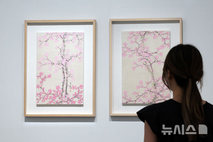 [서울=뉴시스] 박진희 기자 = 이화익갤러리는 18일 서울 종로구 이화익갤러리에서 허달재 작가의 개인전 '허달재 소품전 매화, 돌, 그리고 찻잔과 주전자' 기자간담회를 갖고 주요 소품을 선보이고 있다. 허달재 작가는 남종문인화의 대가 의재 허백련(1891~1977)의 제자이자 손자다. 2025.08.18. pak7130@newsis.com