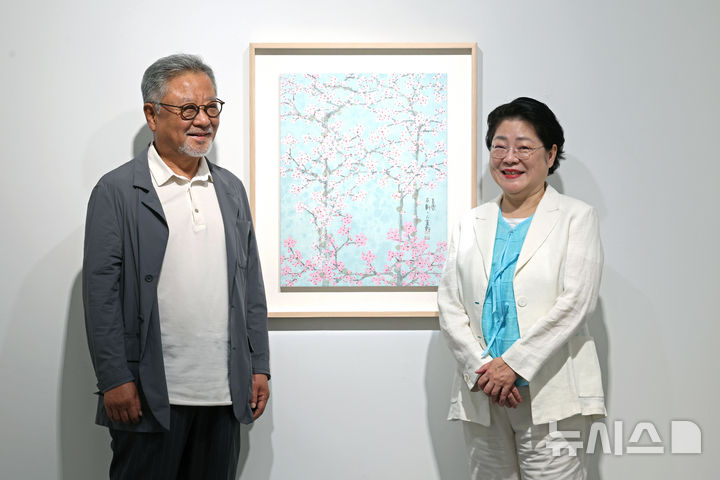 [서울=뉴시스] 박진희 기자 = 허달재 작가와 이화익 대표가 18일 서울 종로구 이화익갤러리에서 개인전 '허달재 소품전 매화, 돌, 그리고 찻잔과 주전자' 기자간담회에 앞서 사진 촬영을 하고 있다. 허달재 작가는 남종문인화의 대가 의재 허백련(1891~1977)의 제자이자 손자다. 2025.08.18. pak7130@newsis.com
