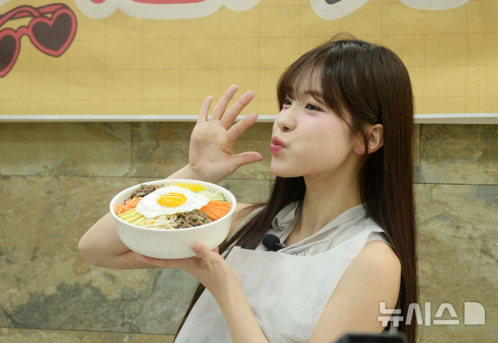 [전주=뉴시스] 김얼 기자 = 이다혜(가운데) 대만 웨이취안 드래곤스 치어리더가 18일 전북 전주시 한국전통문화전당을 찾아 전주비빔밥 만들기 체험을 앞두고 팬들과 대화를 나누고 있다. 치어리더 이다혜는 오늘 전주한옥마을을 방문하고 완주 대승한지마을에서 전북특별자치도 관광홍보대사로 위촉된다. 2025.08.18. pmkeul@newsis.com