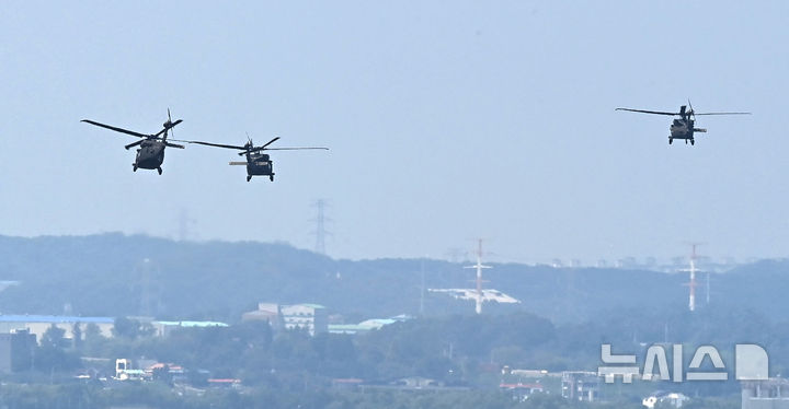 [평택=뉴시스] 김종택 기자 = 한미 연합훈련 을지 자유의 방패(UFS·을지프리덤실드) 연습이 시작된 18일 경기 평택시 주한미군기지 캠프 험프리스에서 헬기가 이륙하고 있다. 2025.08.18. jtk@newsis.com