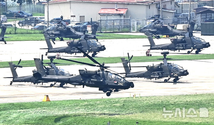 [평택=뉴시스] 김종택 기자 = 한미 연합훈련 을지 자유의 방패(UFS·을지프리덤실드) 연습이 시작된 18일 경기 평택시 주한미군기지 캠프 험프리스에서 아파치 헬기가 이륙하고 있다. 2025.08.18. jtk@newsis.com