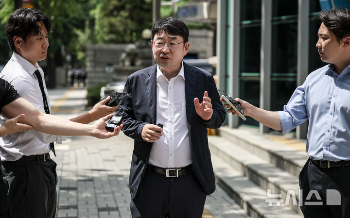 [서울=뉴시스] 정병혁 기자 = 윤석열 전 대통령 체포 저지 목적으로 대통령실이 지지자를 동원했다는 의혹을 공익 신고한 유튜브 채널 '신의한수' 대표 신혜식 씨 18일 서울 종로구 서울경찰청에 조사를 받기 위해 출석하기에 앞서 취재진에게 입장을 밝히고 있다. 2025.08.18. jhope@newsis.com