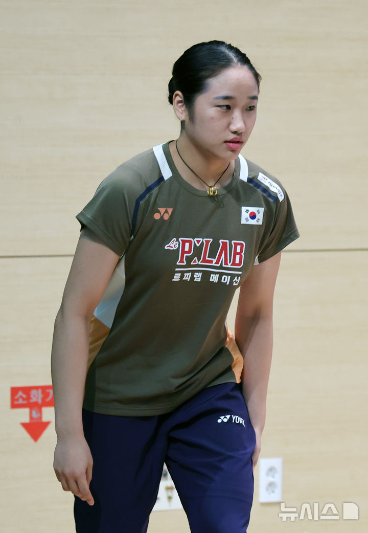 [진천=뉴시스] 배훈식 기자 = 배드민턴 여제 안세영이 18일 오후 충북 진천군 국가대표선수촌에서 열린 대한민국 배드민턴 국가대표 선수단 미디어데이에 참석하고 있다. 2025.08.18. dahora83@newsis.com