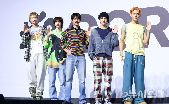 [서울=뉴시스] 김혜진 기자 = 그룹 코르티스(왼쪽부터 마틴, 주훈, 건호, 성현, 제임스)가 18일 오후 서울 용산구 블루스퀘어에서 열린 데뷔 쇼케이스 '컬러 아웃사이드 더 라인스'(COLOR OUTSIDE THE LINES) 발매 기념 쇼케이스에서 포즈를 취하고 있다.&nbsp; 코르티스는 빅히트 뮤직이 2013년 방탄소년단, 2019년 투모로우바이투게더에 이어 세 번째로 론칭하는 팀으로 '선 밖에 색칠하다'라는 뜻의 '컬러 아웃사이드 더 라인스'에서 알파벳 여섯 글자를 불규칙하게 가져와 만든 팀명이다. 2025.08.18. jini@newsis.com