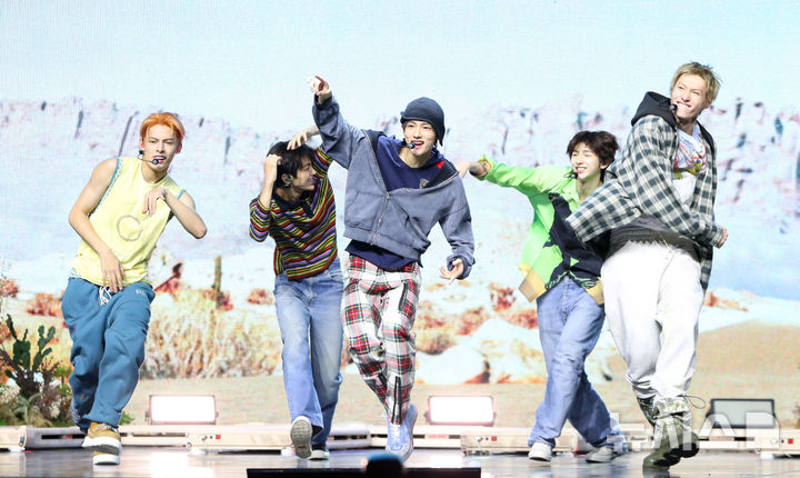 [서울=뉴시스] 김혜진 기자 = 그룹 코르티스가 18일 오후 서울 용산구 블루스퀘어에서 열린 데뷔 쇼케이스 '컬러 아웃사이드 더 라인스'(COLOR OUTSIDE THE LINES) 발매 기념 쇼케이스에서 무대를 선보이고 있다.&nbsp; 코르티스는 빅히트 뮤직이 2013년 방탄소년단, 2019년 투모로우바이투게더에 이어 세 번째로 론칭하는 팀으로 '선 밖에 색칠하다'라는 뜻의 '컬러 아웃사이드 더 라인스'에서 알파벳 여섯 글자를 불규칙하게 가져와 만든 팀명이다. 2025.08.18. jini@newsis.com