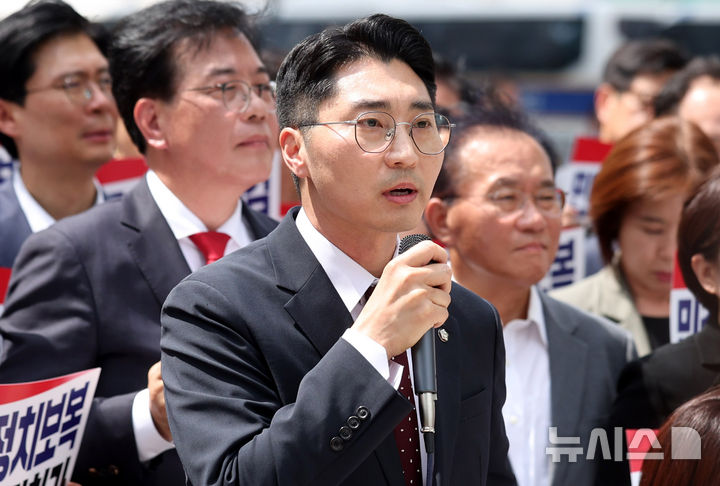 [서울=뉴시스] 추상철 기자 = 박준태 국민의힘 의원이 지난 18일 오후 서울 종로구 KT 광화문빌딩 웨스트에 마련된 김건희 여사 의혹을 수사하는 민중기 특별검사 사무실 앞에서 열린 '국민의힘 현장 비상의원총회-야당탄압 정치보복 압수수색 항의방문'에서 발언을 하고 있다. 2025.08.18. scchoo@newsis.com