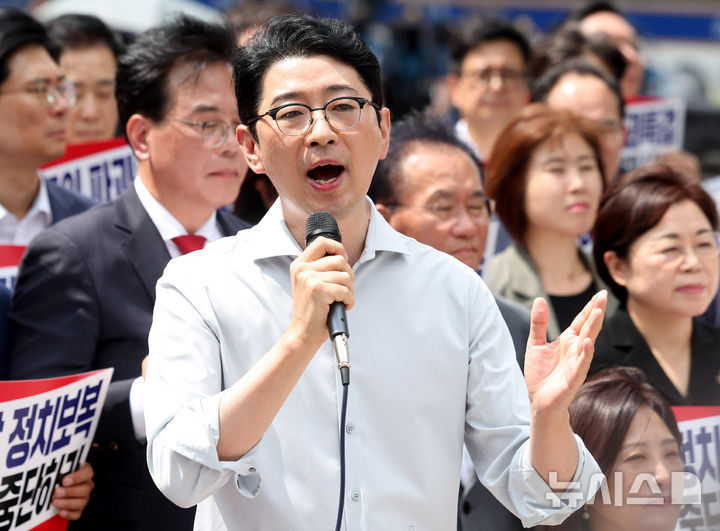 [서울=뉴시스] 추상철 기자 = 주진우 국민의힘 의원이 지난 18일 오후 서울 종로구 KT 광화문빌딩 웨스트에 마련된 김건희 여사 의혹을 수사하는 민중기 특별검사 사무실 앞에서 열린 '국민의힘 현장 비상의원총회-야당탄압 정치보복 압수수색 항의방문'에서 발언을 하고 있다. 2025.08.18. scchoo@newsis.com