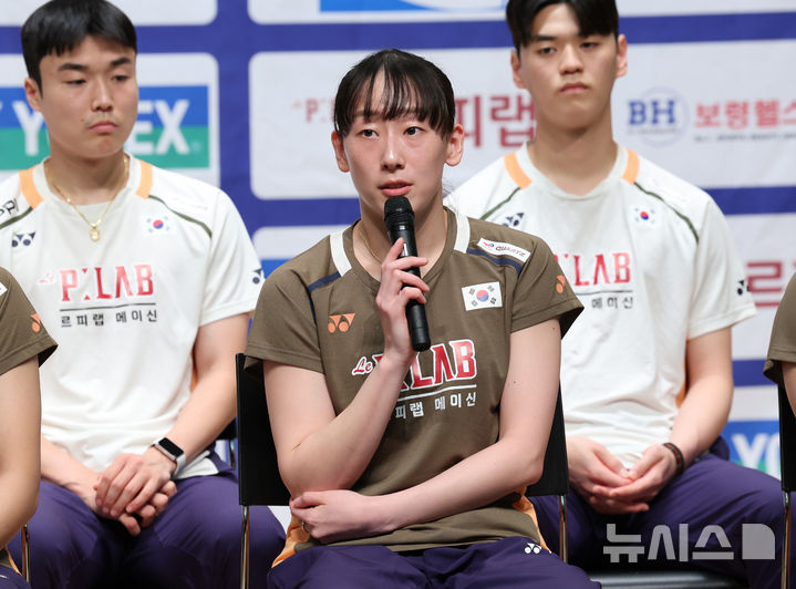 [진천=뉴시스] 배훈식 기자 = 이소희가 18일 오후 충북 진천군 국가대표선수촌에서 열린 대한민국 배드민턴 국가대표 선수단 미디어데이에서 취재진 질문에 답하고 있다. 2025.08.18. dahora83@newsis.com