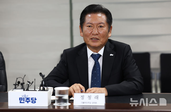 [서울=뉴시스] 국회사진기자단 = 정청래 더불어민주당 대표가 18일 서울 종로구 한교총회관에서 김종혁 한국교회총연합회 대표회장을 예방하며 대화하고 있다. 2025.08.18. photo@newsis.com